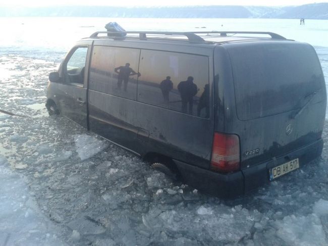 Cod galben de gheață fragilă: O maşină a căzut sub gheaţa unui lac