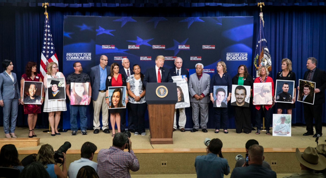 Трамп поставил автографы на фотографиях убитых американцев
