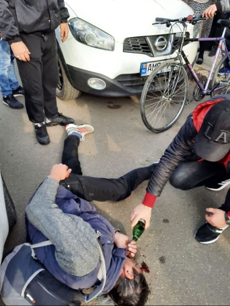 Пьяный велосипедист врезался в припаркованный Nissan и был сбит Skoda в Единцах