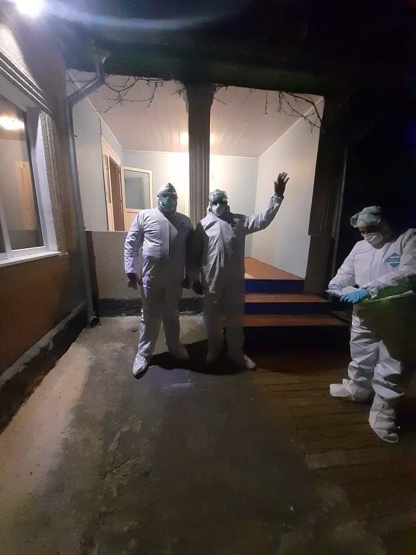 Женщина с симптомами COVID-19 забаррикадировалась дома, не желая ехать в больницу