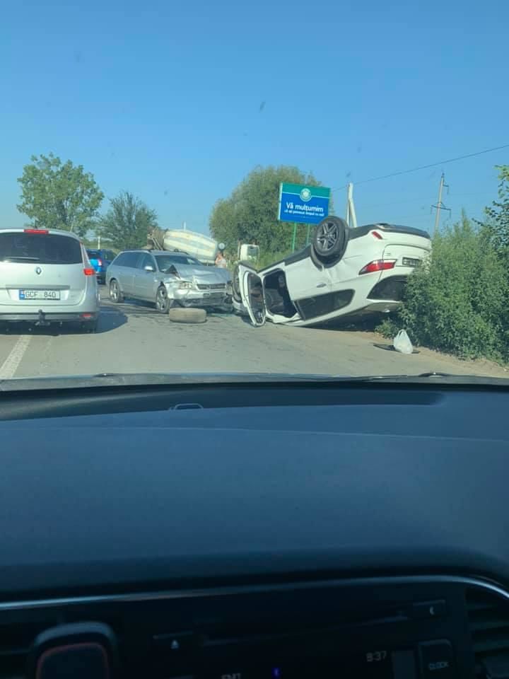На выезде из Кишинева произошла авария: двое водителей госпитализированы