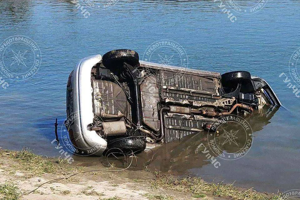 Спасатели из Слободзеи вытащили затонувший в реке автомобиль