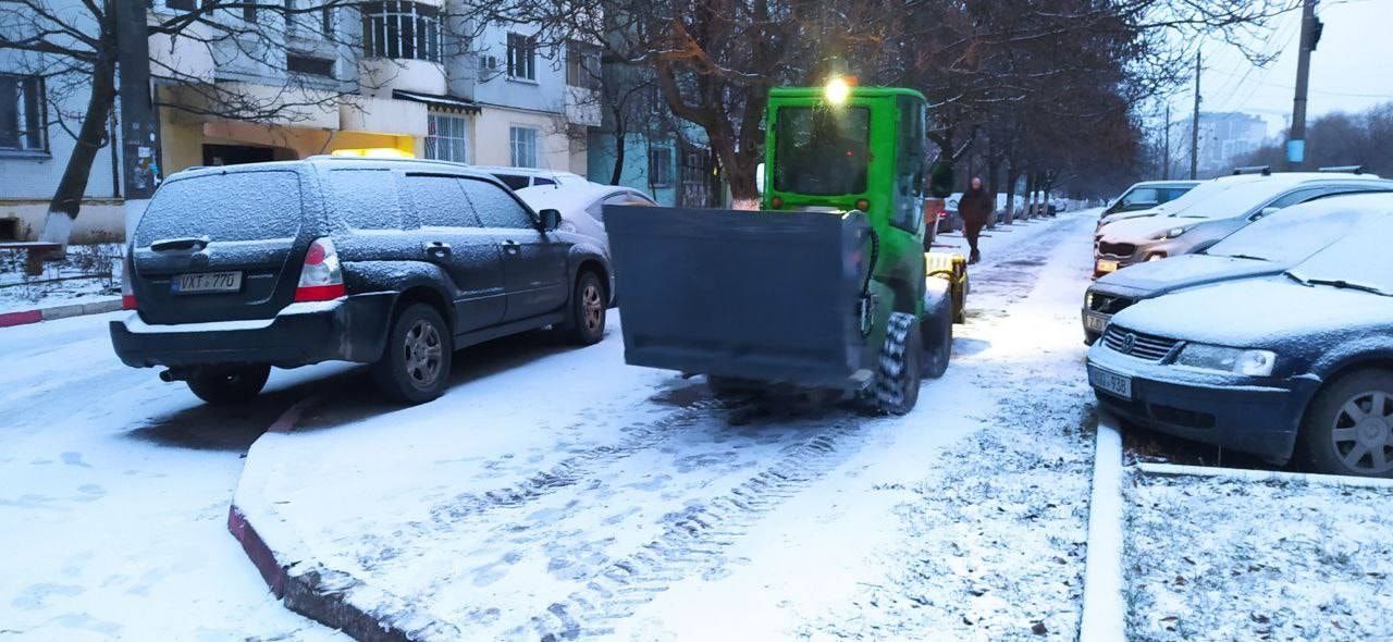 Работники дорожных служб расчищали дороги и посыпали реагентами