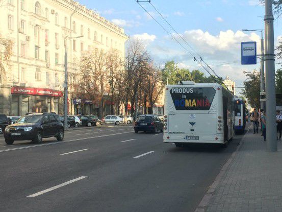 Autobuze noi cu inscripția „Produs în România” observate pe străzile din Chișinău