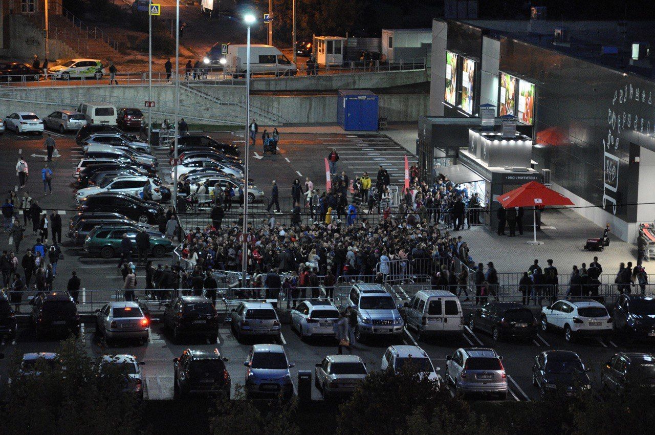 Люди штурмуют Kaufland несмотря на погоду и темноту