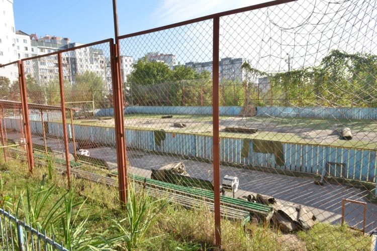 В столице оборудовали еще одну футбольную площадку в жилом квартале