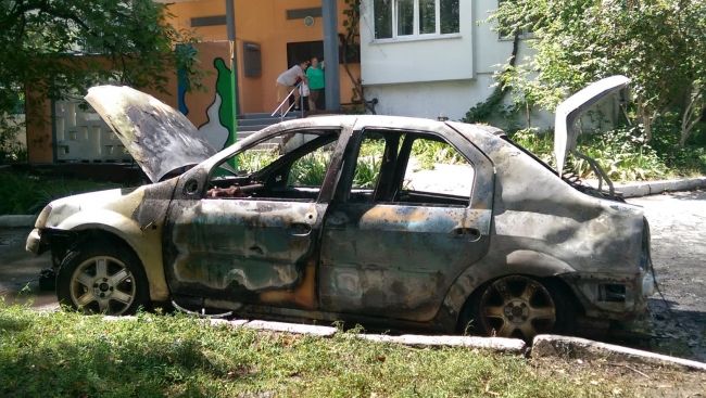 На одной из столичных улиц загорелся автомобиль