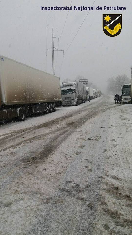 Ninge în nordul țării: Zeci de maşini şi TIR-uri, blocate