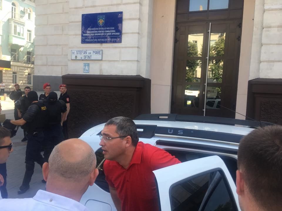 Ренато Усатого доставили в прокуратуру