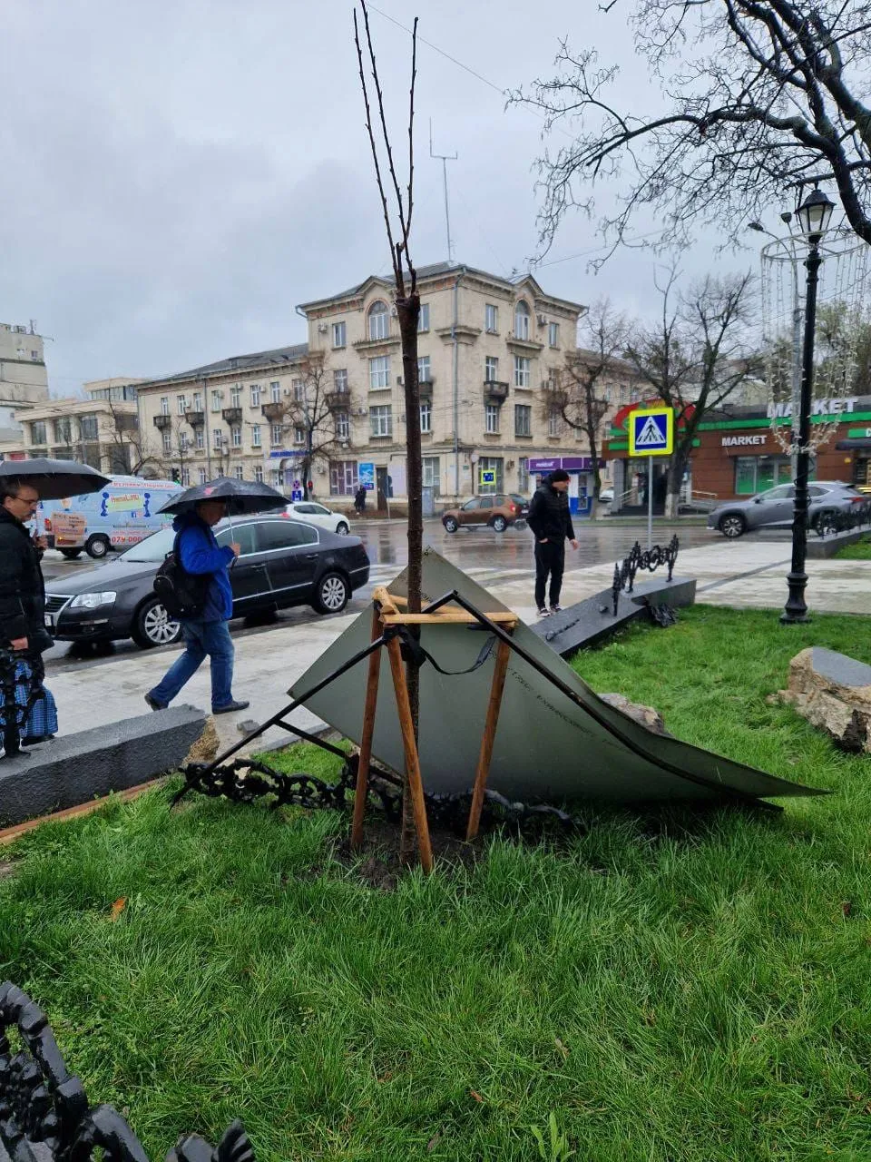 На аллее Григоре Виеру автомобиль врезался в ограждение, разрушив его