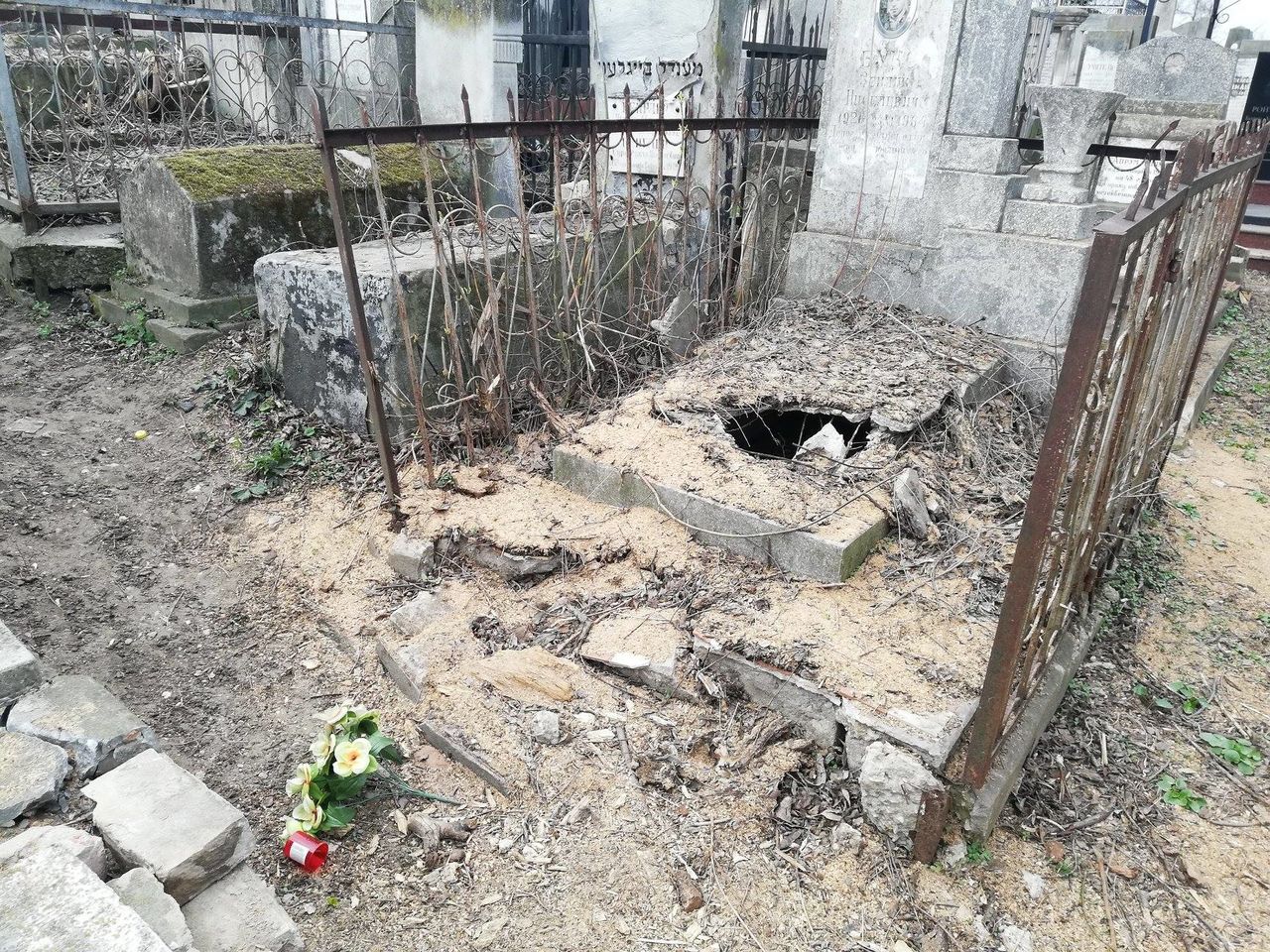 Еврейское кладбище в Кишиневе находится в ужасающем состоянии