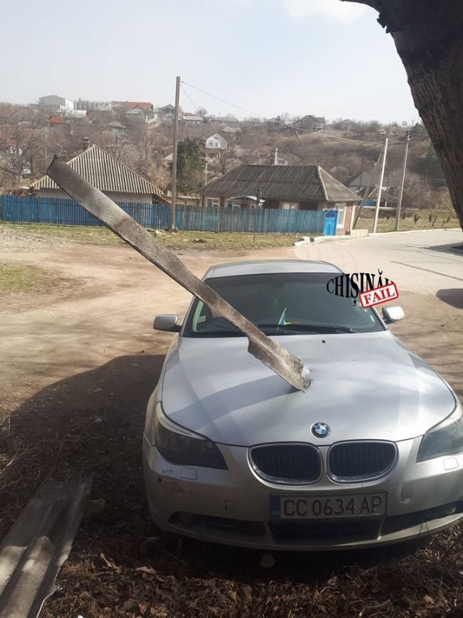 Из-за непогоды в стране пострадало большое количество автомобилей
