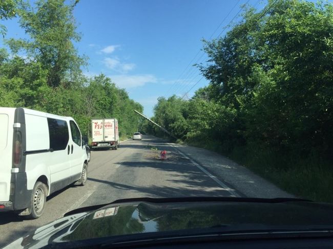 Automobil făcut zob după ce a intrat într-un stîlp la intrarea în oraş
