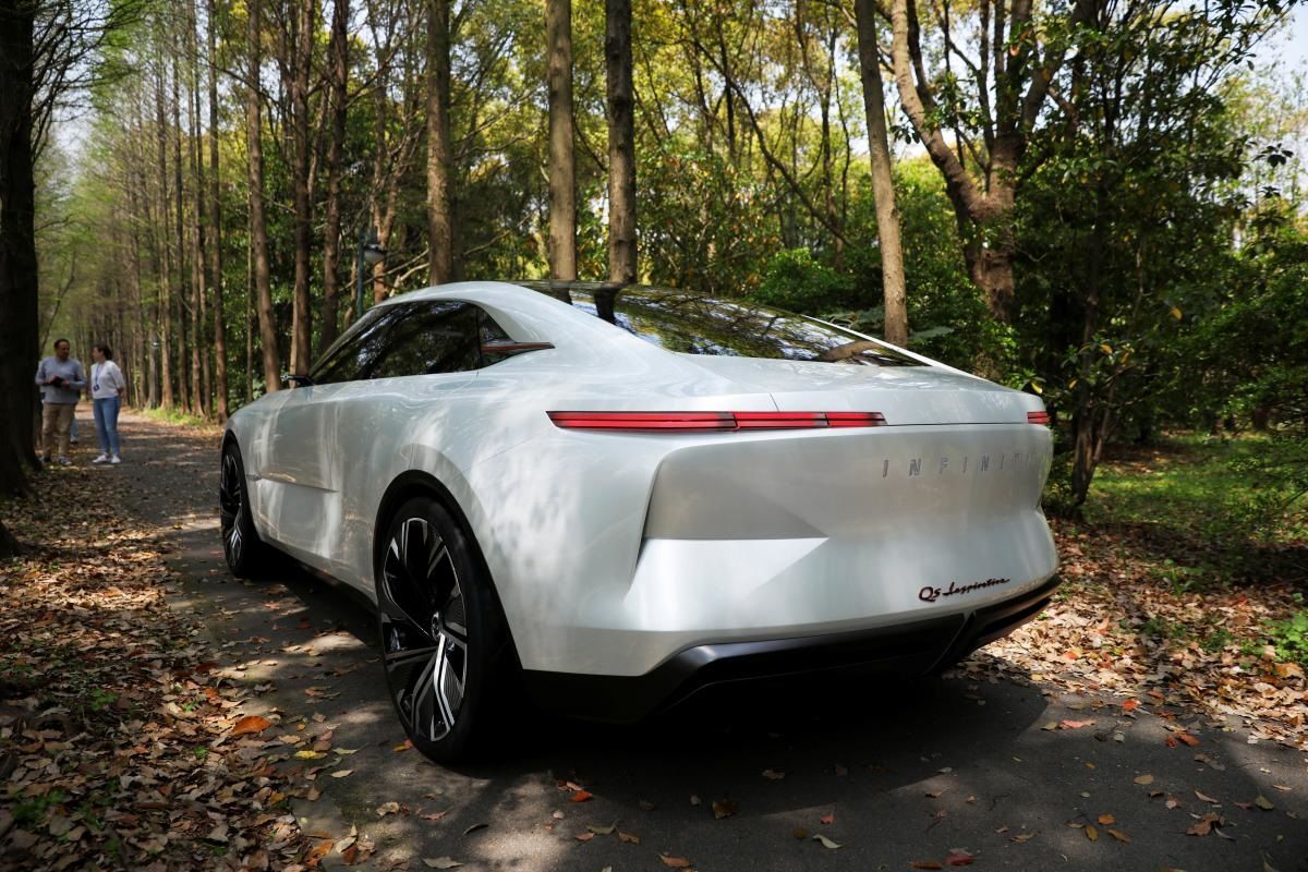 Концепт электроседана от Infiniti показали на фото