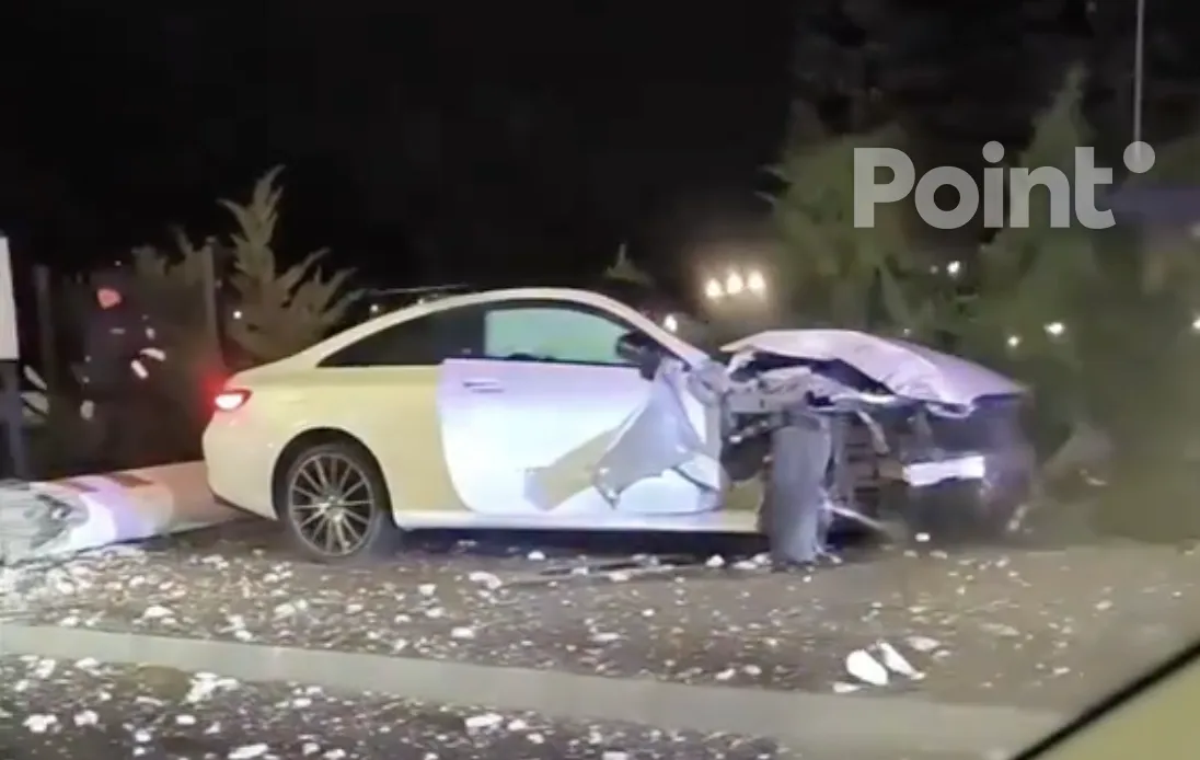 В Кишиневе Mercedes снес столб и врезался в ворота Генерального инспектората полиции