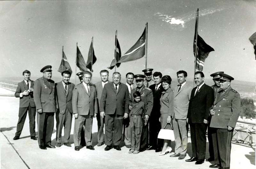 Опубликованы фотографии, как молдаване встречали космонавтов