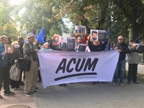 Движение ACUM протестовали у парламента, были стянуты отряды карабинеров