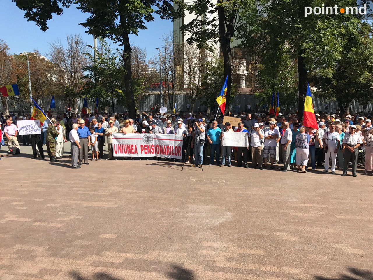 Перед парламентом протестуют оппозиционные партии