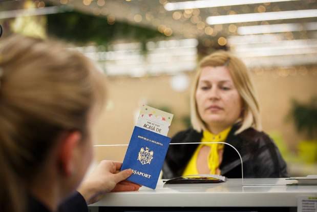 Promovare a Târgului de Crăciun la frontieră! Persoanele care intră pe teritoriul Republii Moldova primesc invitațiile în pașaport