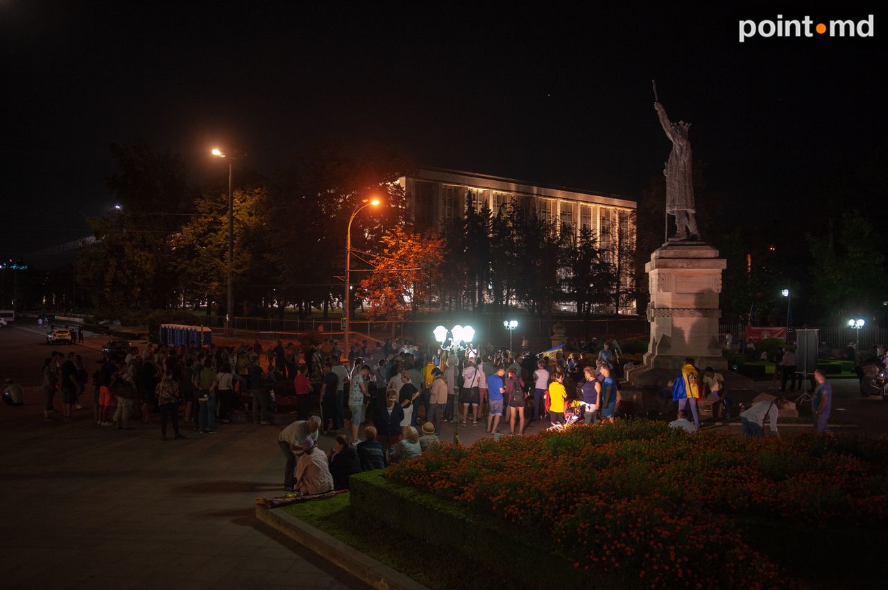 Протестующие расположили палатки у памятника Штефана чел Маре