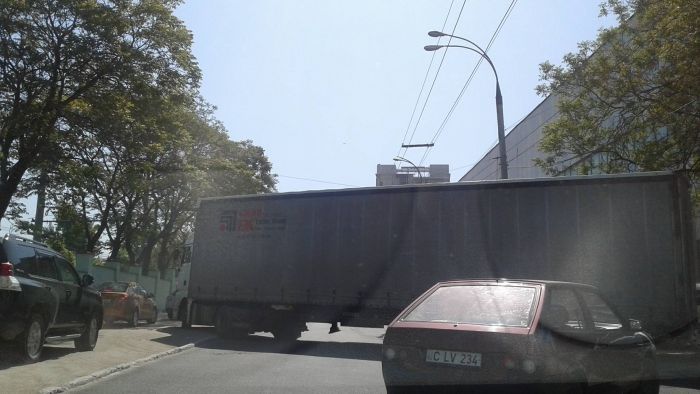 Грузовик заблокировал движение на столичной улице