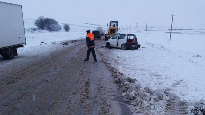Două persoane au murit într-un grav accident la Telenești. Automobilul în care se aflau, făcut zob