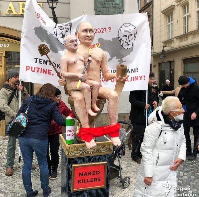 В Праге провели акцию с куклами Путина и Лукашенко, усаженными на золотой унитаз