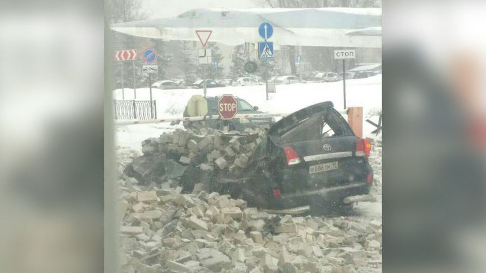В Казани обломки крыши завода раздавили Land Cruiser