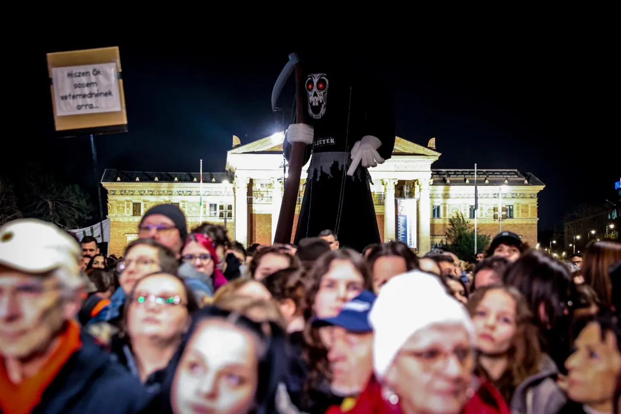 Десятки тысяч людей в Будапеште протестовали из-за реакции властей на "педофильский скандал"