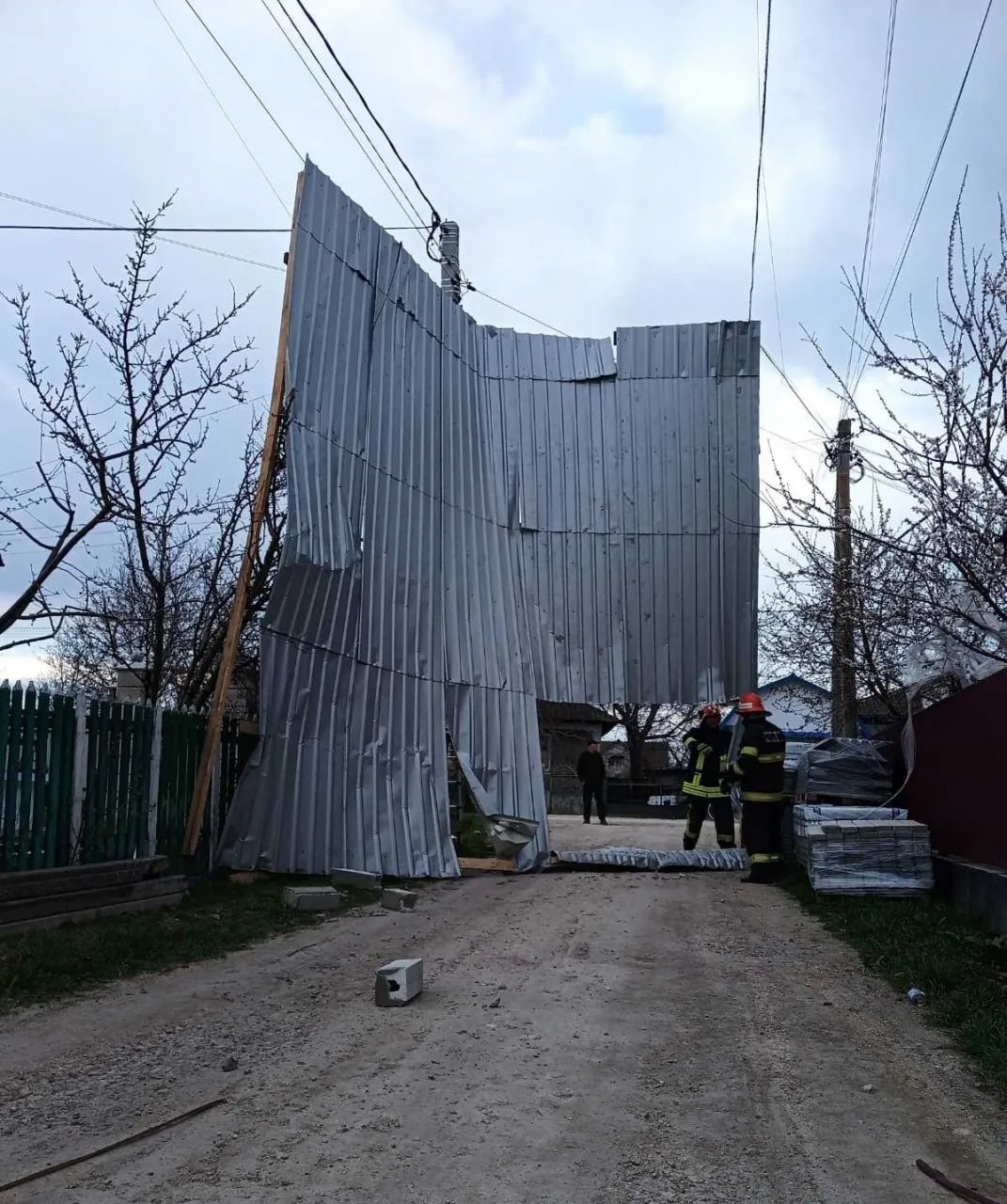Vântul puternic a doborât copaci pe mașini și a avariat acoperișul unui gimnaziu