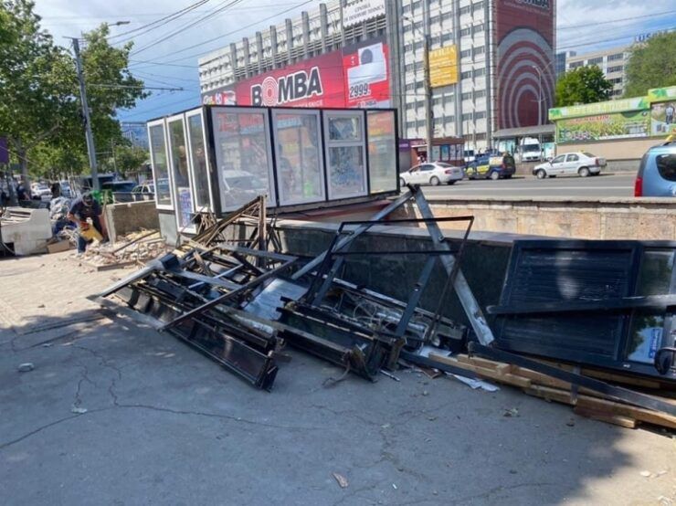 На Буюканах эвакуировали 8 незаконных киосков и павильон