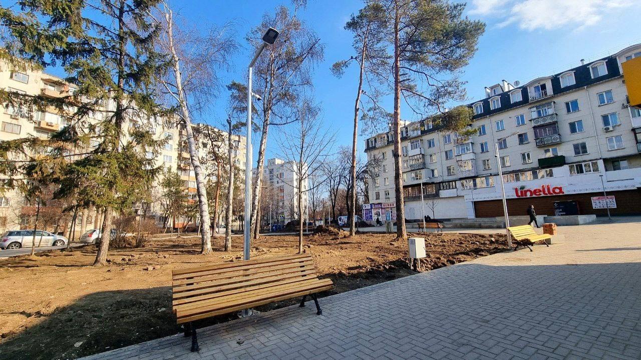 Продолжается реабилитация сквера на Ботанике
