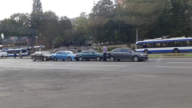 Цепное ДТП на Ботанике: столкнулись четыре автомобиля