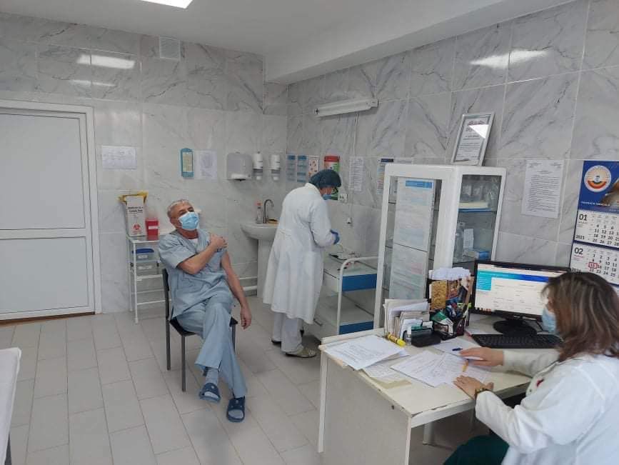 Врачи в Ниспоренах вакцинировались от коронавируса