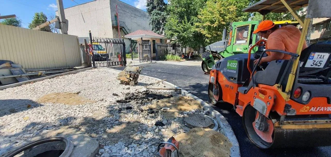 В центре столицы продолжается ремонт дорог и укладка асфальта