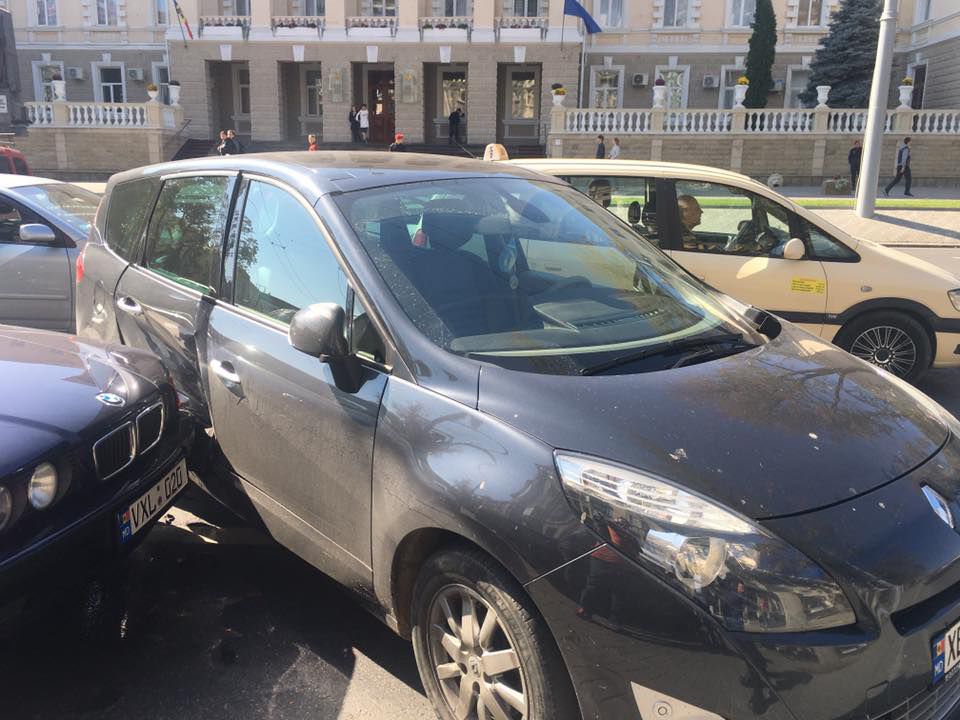 На бульваре Штефана чел Маре напротив здания МВД произошла авария