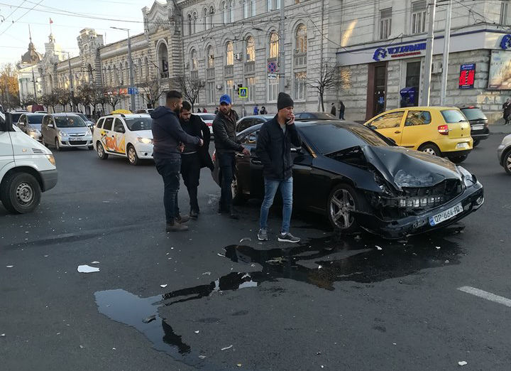 ДТП в центре столицы: 2 автомобиля Mercedes получили серьезные повреждения