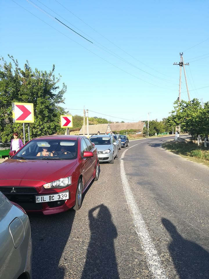 Многокилометровые очереди наблюдаются на всех КПП страны