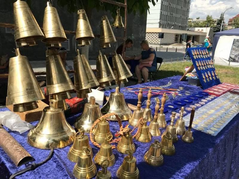 Молодые мастера выставили свои творения на пешеходной улице