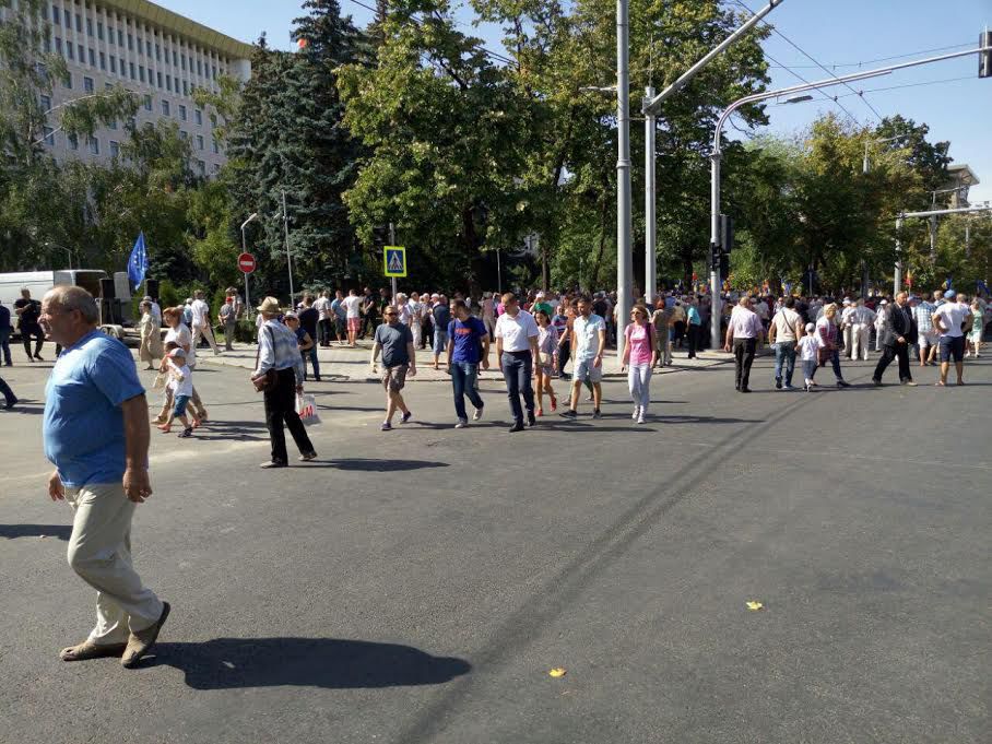 На акции протеста оппозиции вновь собралось мало людей
