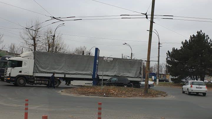 На Чеканах легковушка столкнулась с фурой