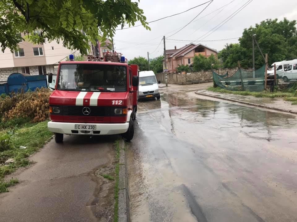 Прошедшие дожди затопили несколько квартир и подвалов домов на Буюканах