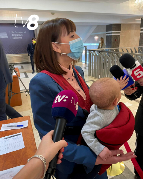 Депутаты пришли на заседание парламента с детьми