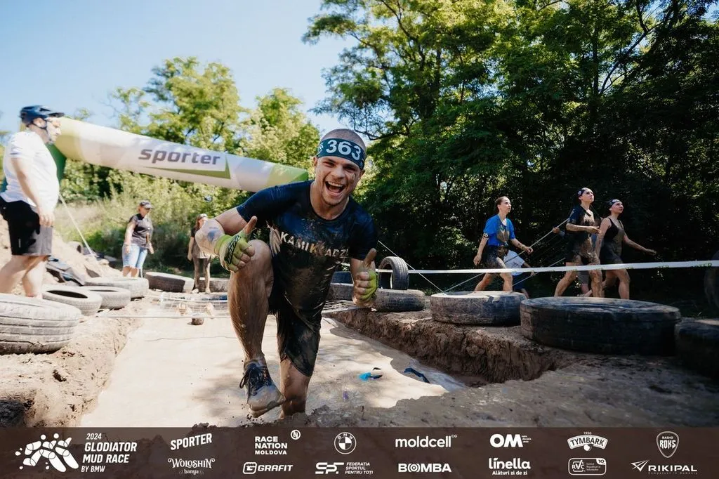 Glodiator Mud Race by BMW искупал в грязи 500 человек