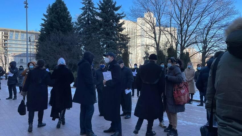Адвокаты протестовали перед парламентом: Просим отозвать поправку Стамате