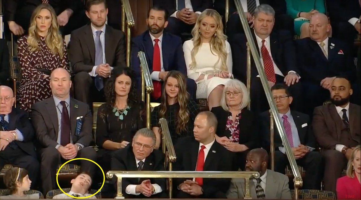 Школьник Джошуа Трамп уснул на выступлении Дональда Трампа