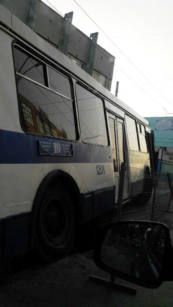 Un troleibuz a căzut într-un şanţ în această dimineață