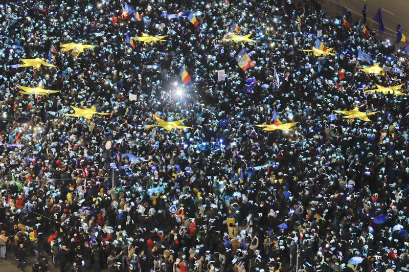 В Румынии тысячи митингующих выстроились в форме флага Евросоюза