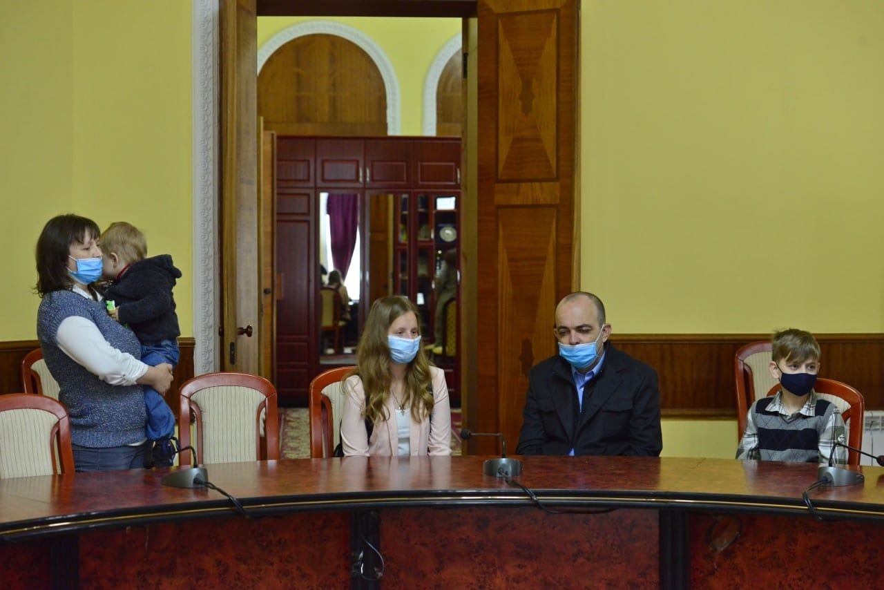 Примэрия столицы поздравила две многодетные семьи