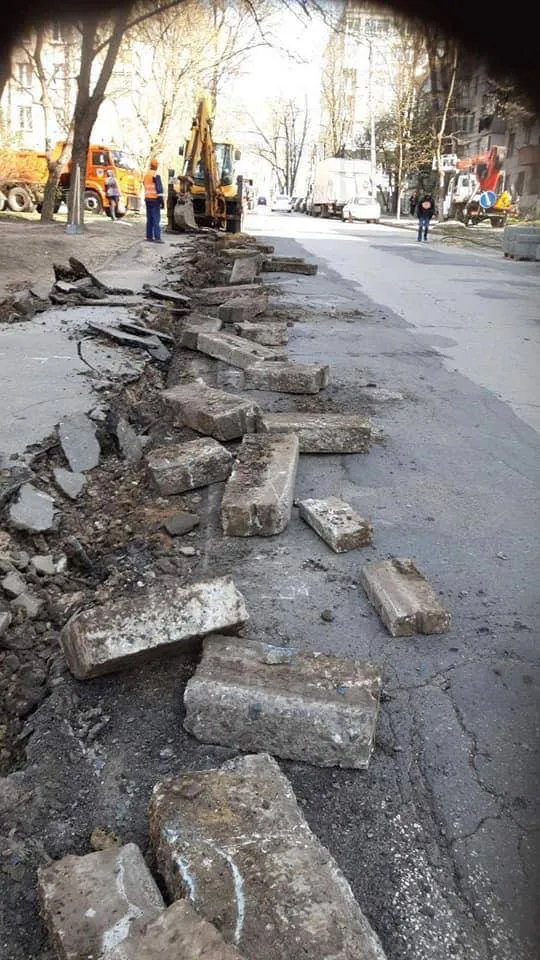 В секторе Рышкановка ремонтируются тротуары и проезжая часть дороги